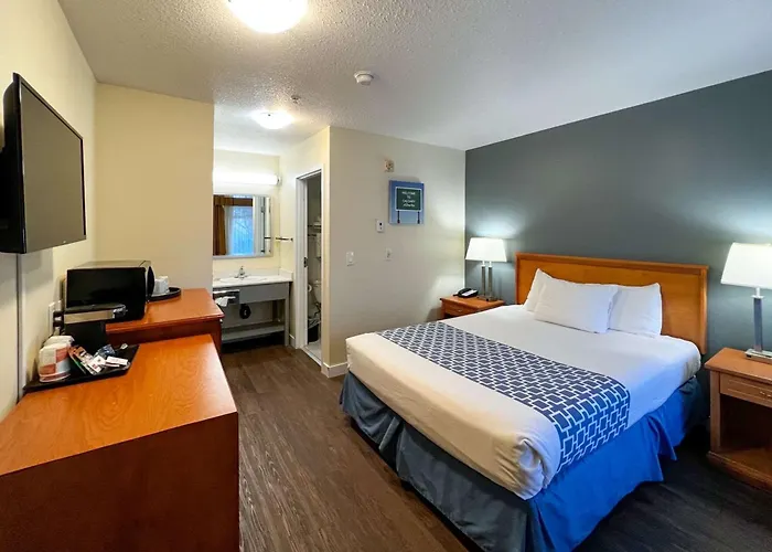 Econo Lodge Inn & Suites Calgary - University